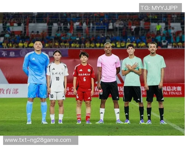 达尼洛：从足球场上的闪耀明星到生活中的平凡英雄之路